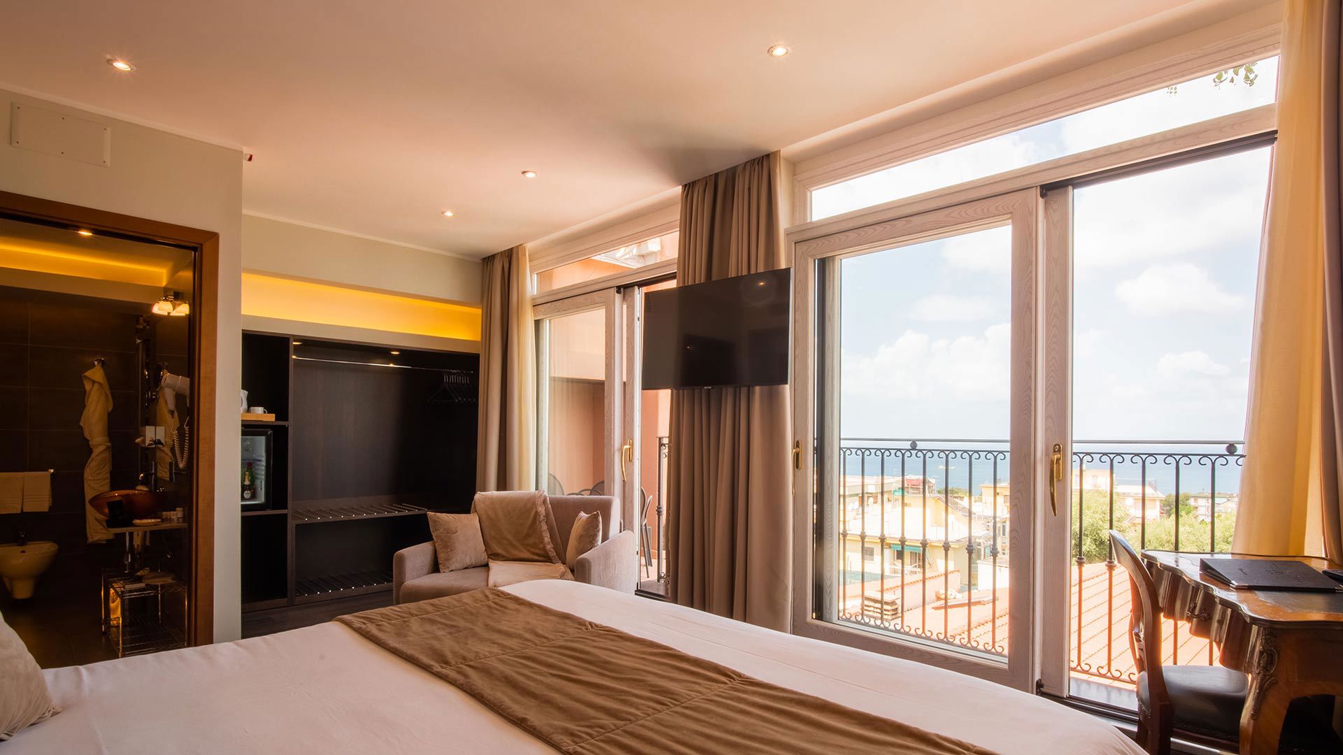 Deluxe Room with balcony and sea view 1