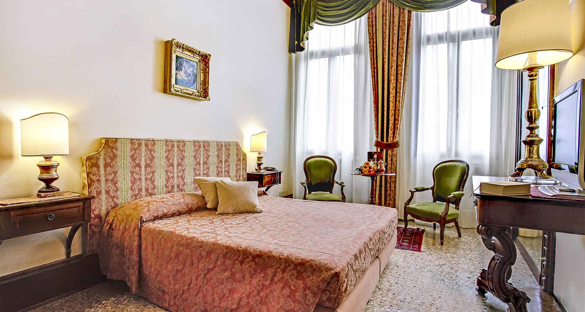 Palazzo Schiavoni - Superior Room with Canal View 1