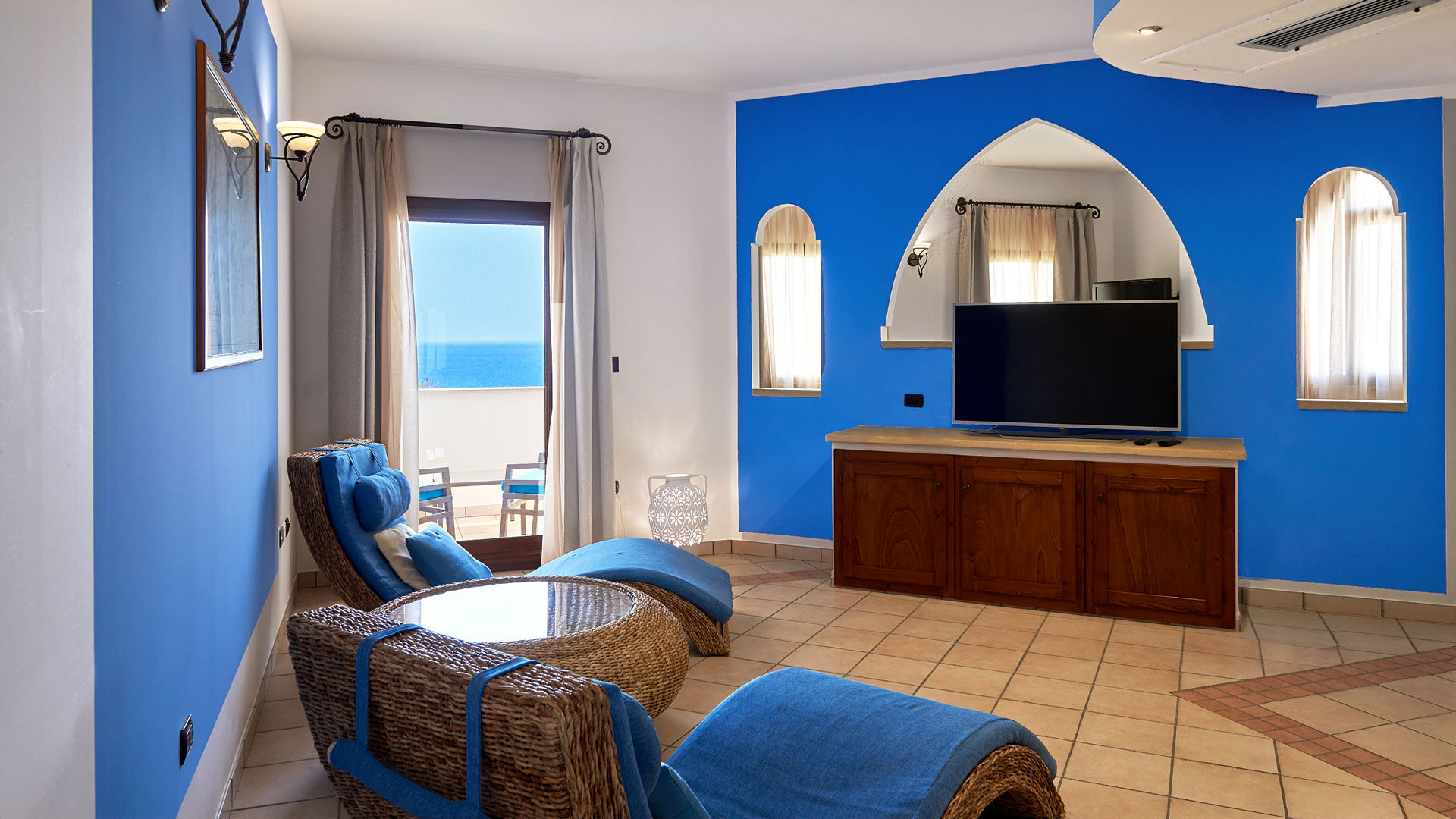 Deluxe Suite with Panoramic Sea View 4