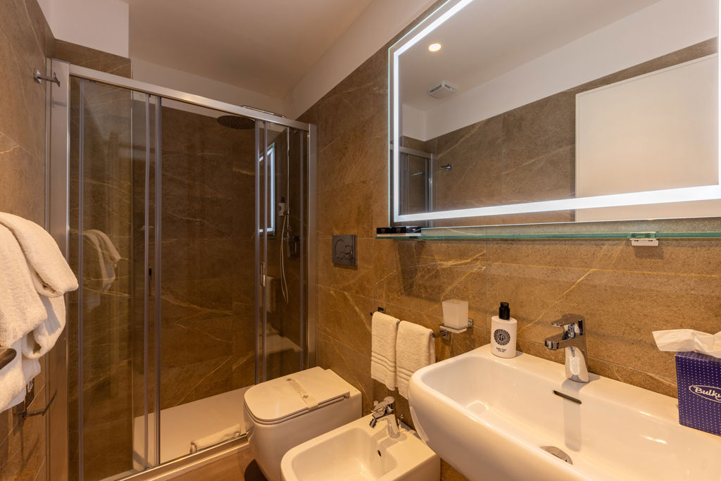 Superior con Balcone 8