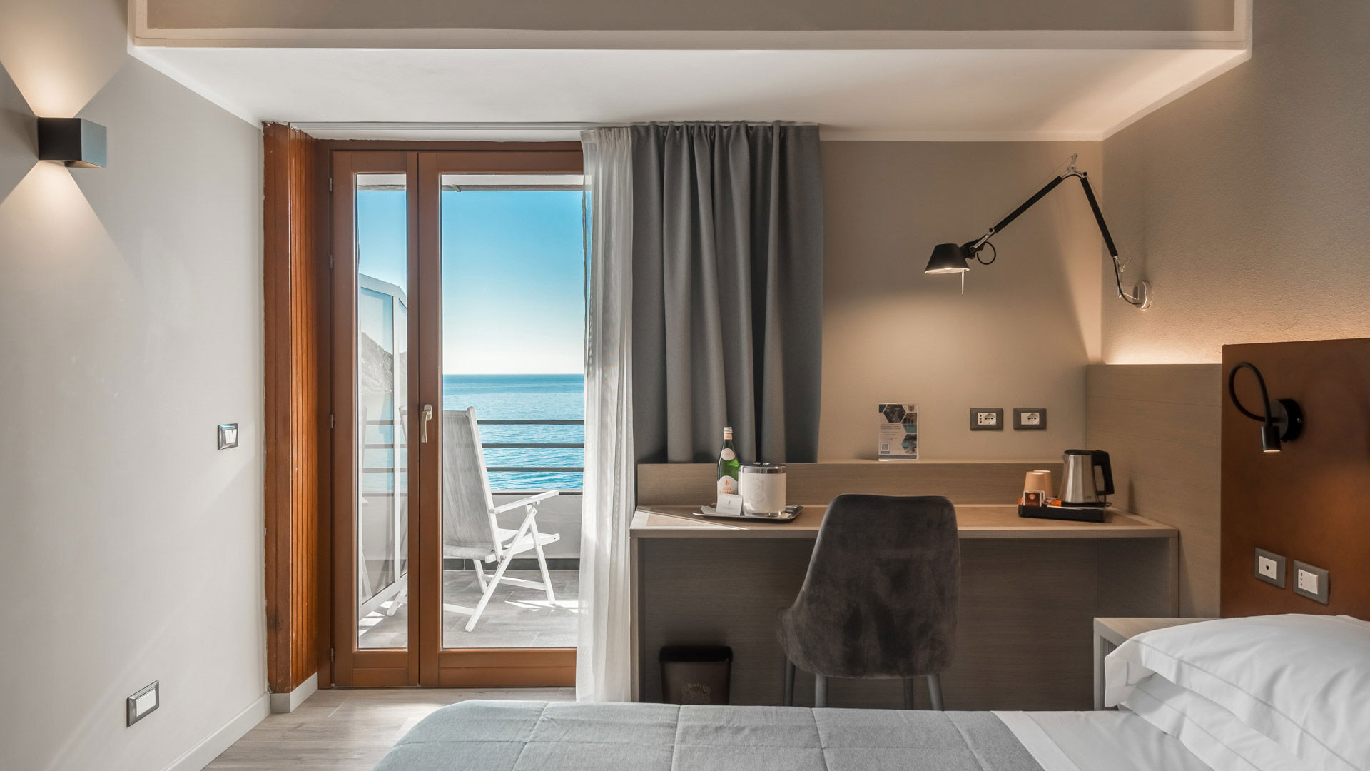 Hotel Porto Roca - Doppelzimmer mit Balkon und Meerblick 48