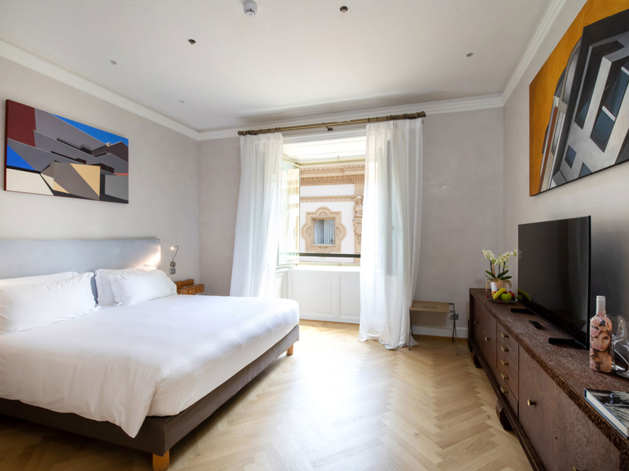 Deluxe Gallery Rooms