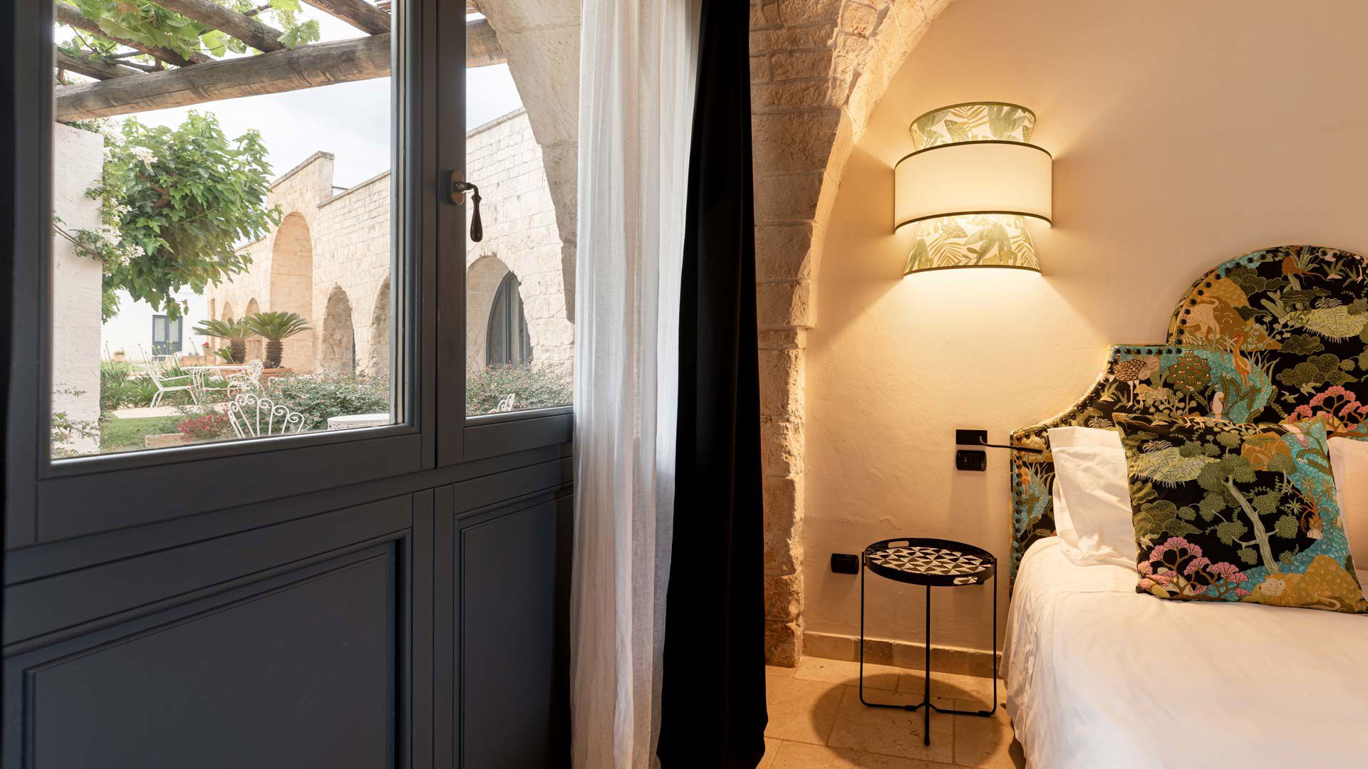 Junior Suite Triple with patio 3