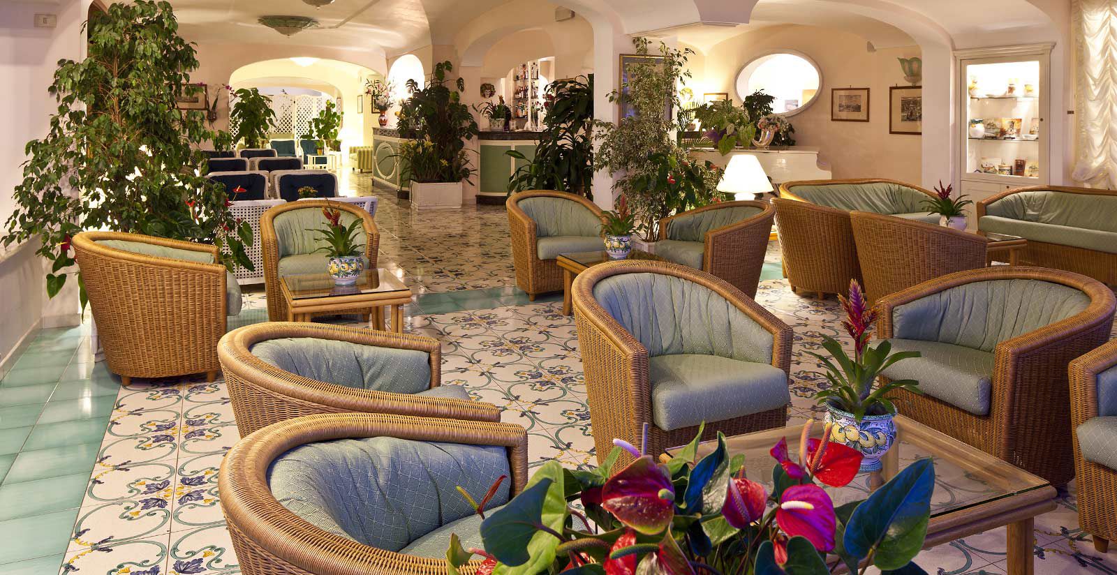 Les Bars - Dans un cadre exceptionnel surplombant la mer, nos hôtes peuvent déguster des cocktails élaborés par les barmen.