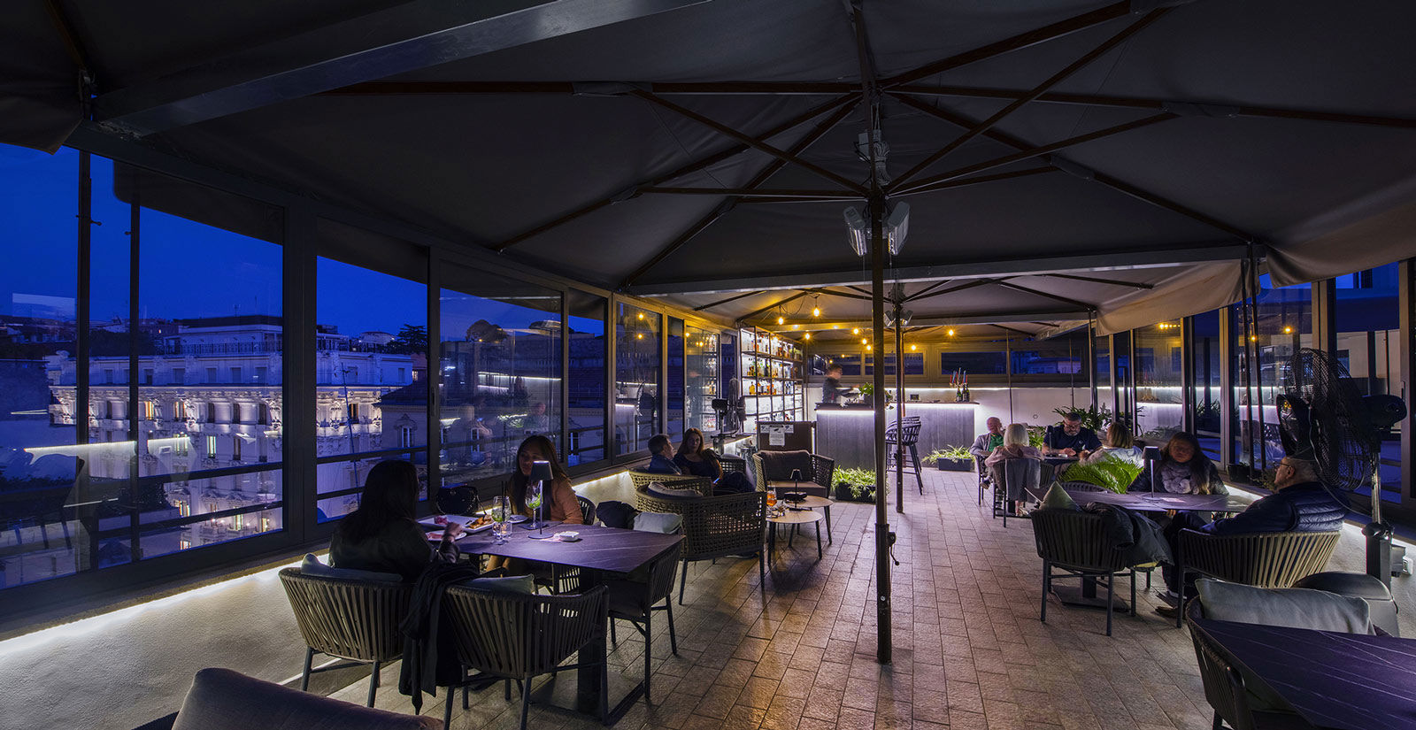 Cocktails and breathtaking views at the Roof Garden Bar of Hotel 87!