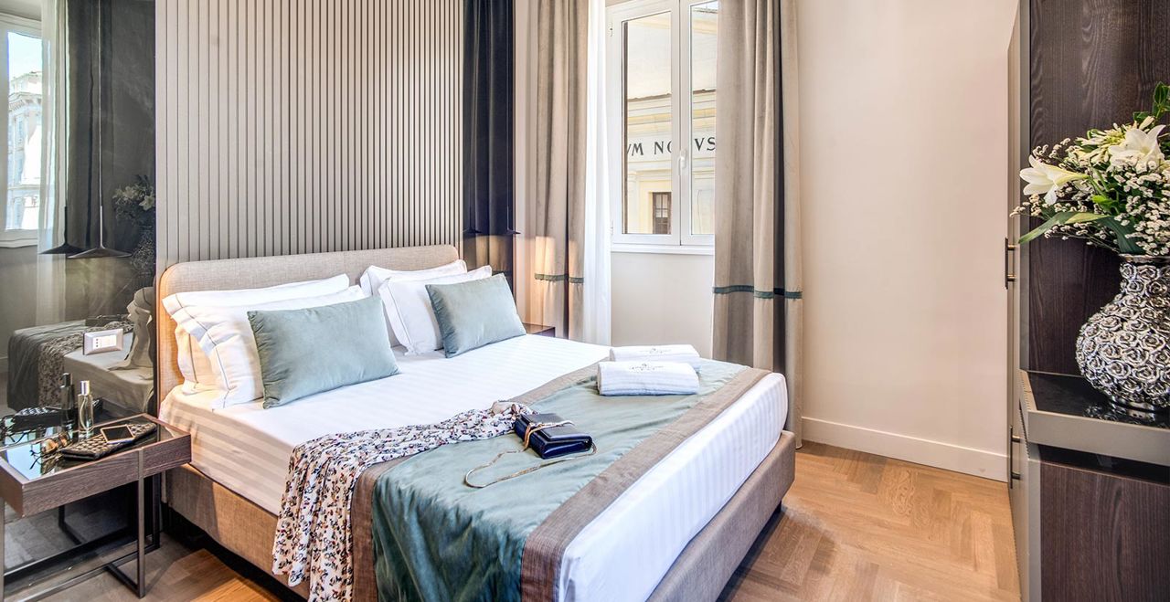 Stay in the Deluxe Corner room Hotel 77 in Rome