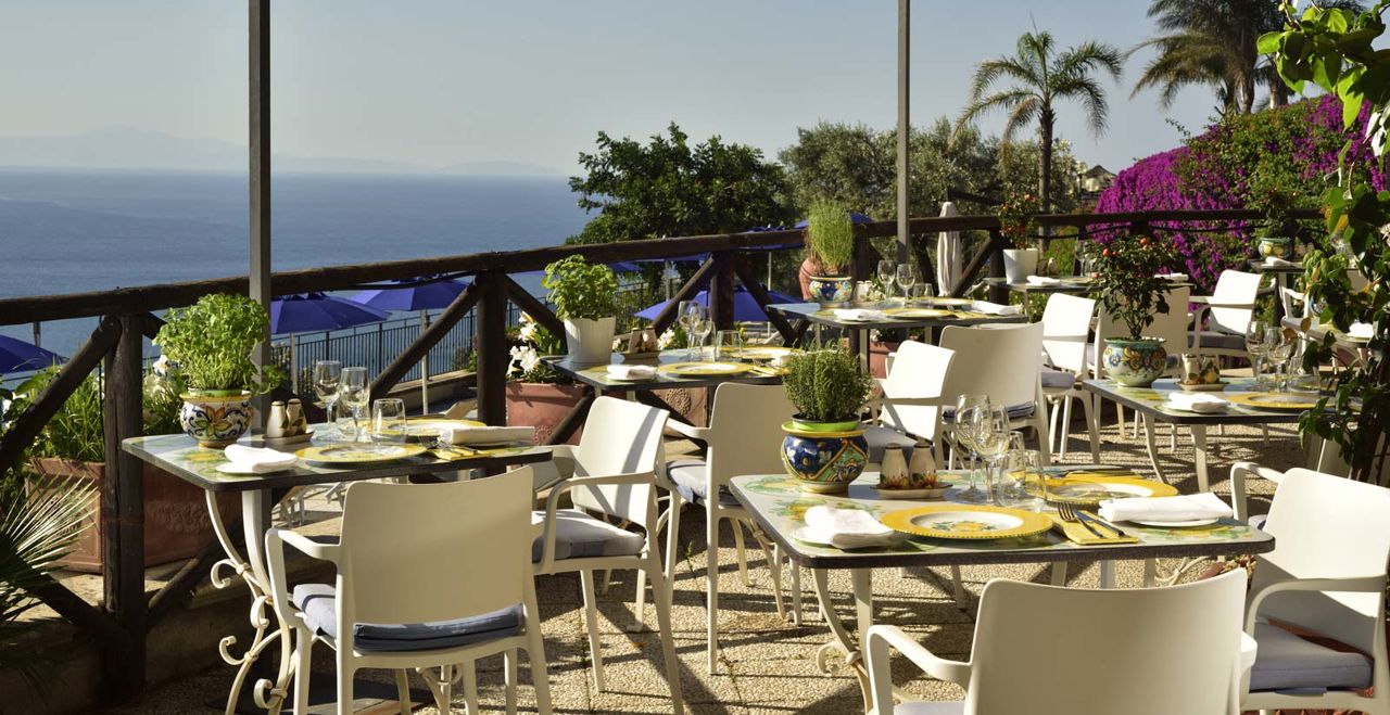 Try ExLounge Bar & Grill at Hotel Raito Vietri sul Mare