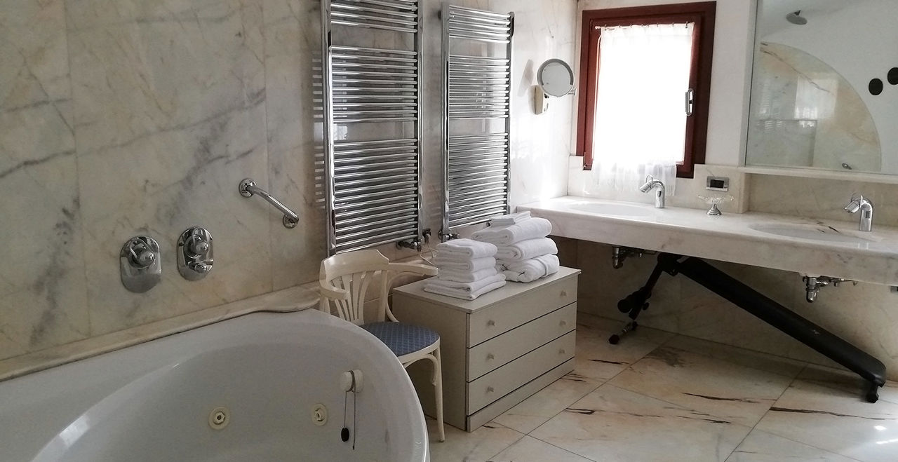 Il bagno dell'appartamento vacanze dell'Hotel Metropole a Venezia.