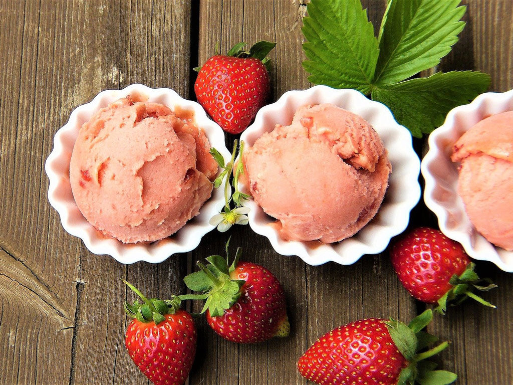 strawberry-ice-cream-2239377_1920.jpg