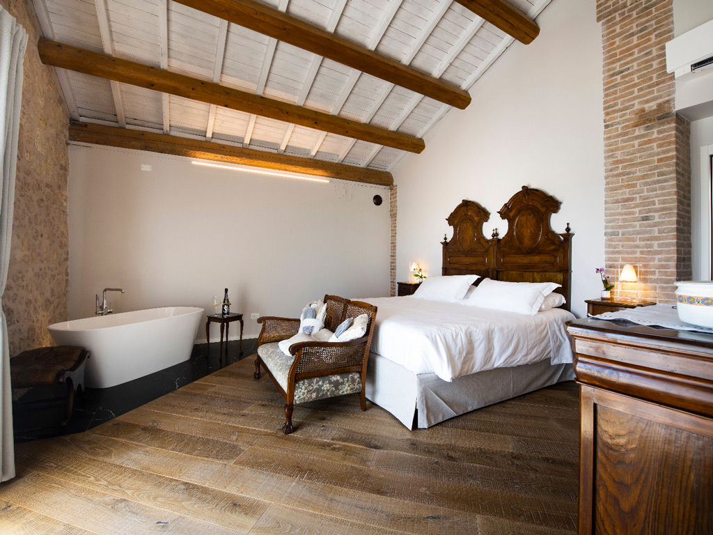 Magari Suite with Tub & Balcony 11