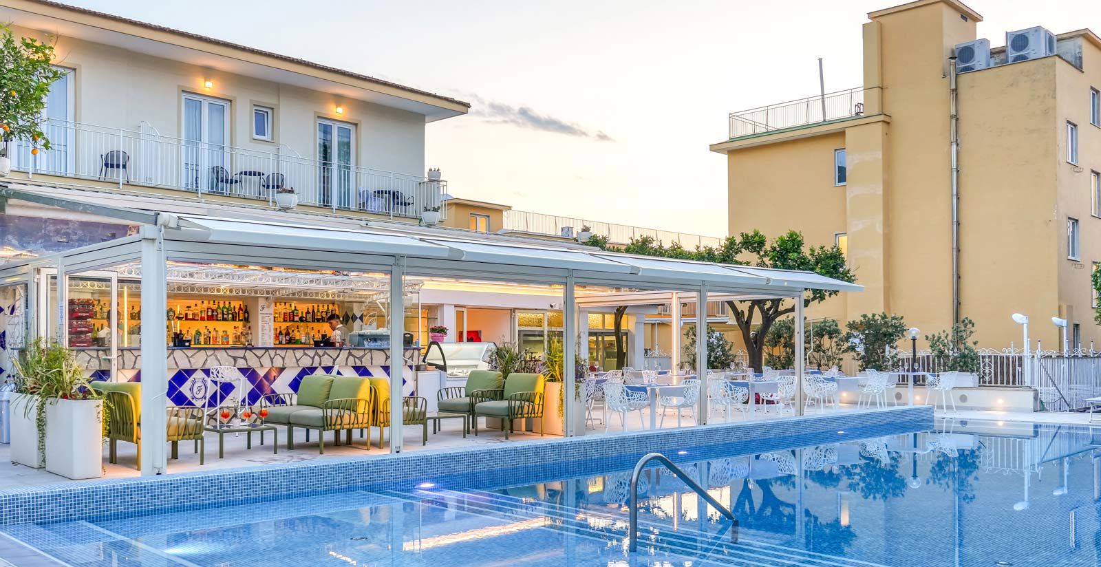 Restaurant by the pool 4