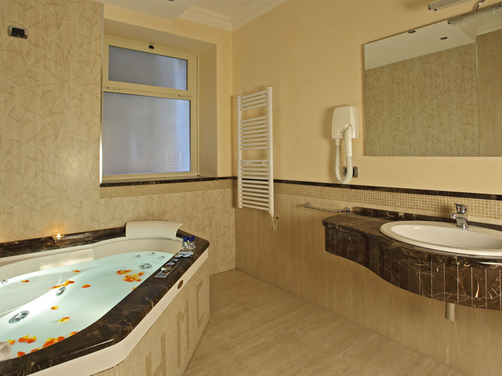 Deluxe with Jacuzzi 22
