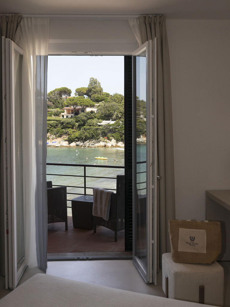 SUITE PRESTIGE - side sea view with balcony and access private beach 18