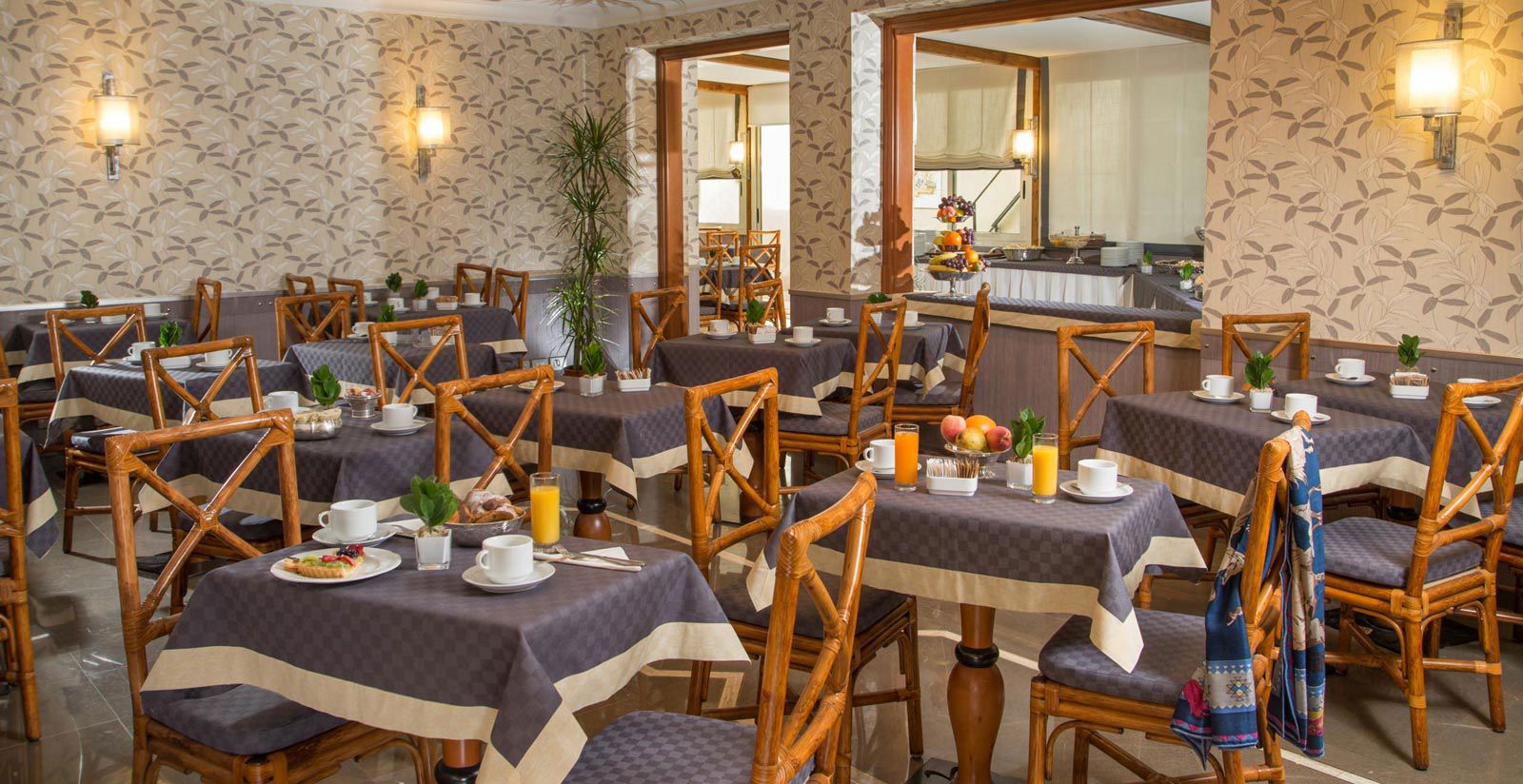 Hotel with breakfast room near Santa Costanza Rome 4