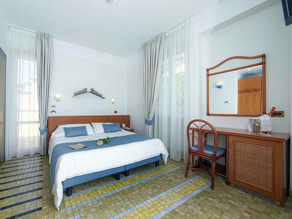 Double Classic Room with Terrace and Partial Sea View 5