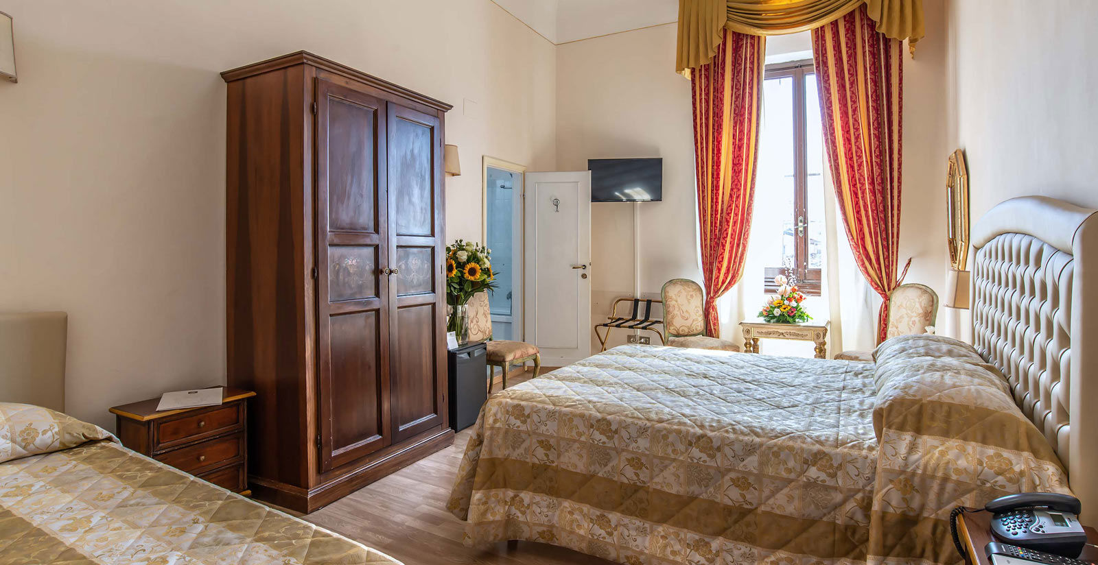 Choose the family room of Hotel Paris in Florence