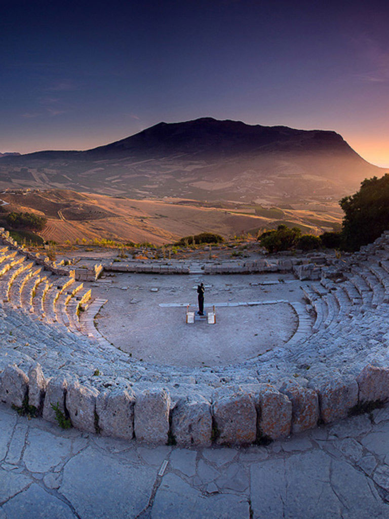  A LEAP BACK IN HISTORY WITH THE TEMPLE AND THEATRE OF SEGESTA 9
