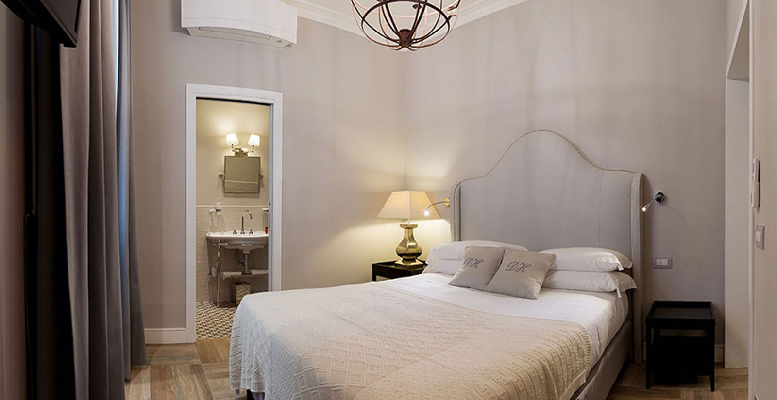 Discover the romantic rooms of Deseo Home in the center of Rome