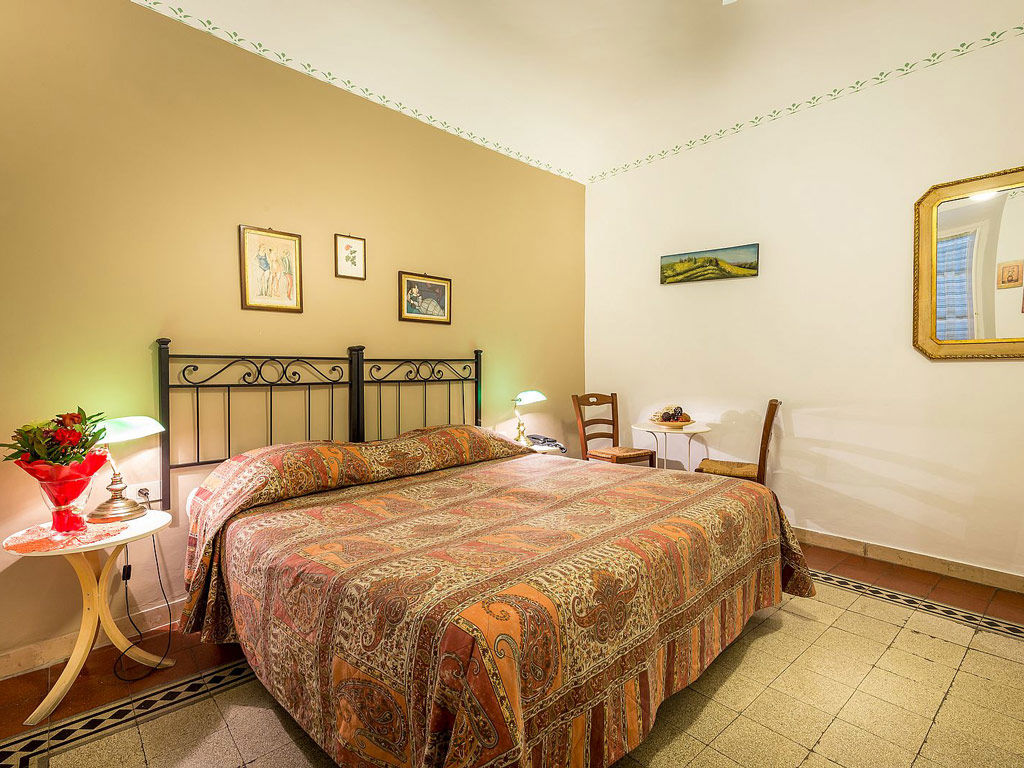 Hotel Ferretti - Classic Room with View on Via delle Belle Donne 5