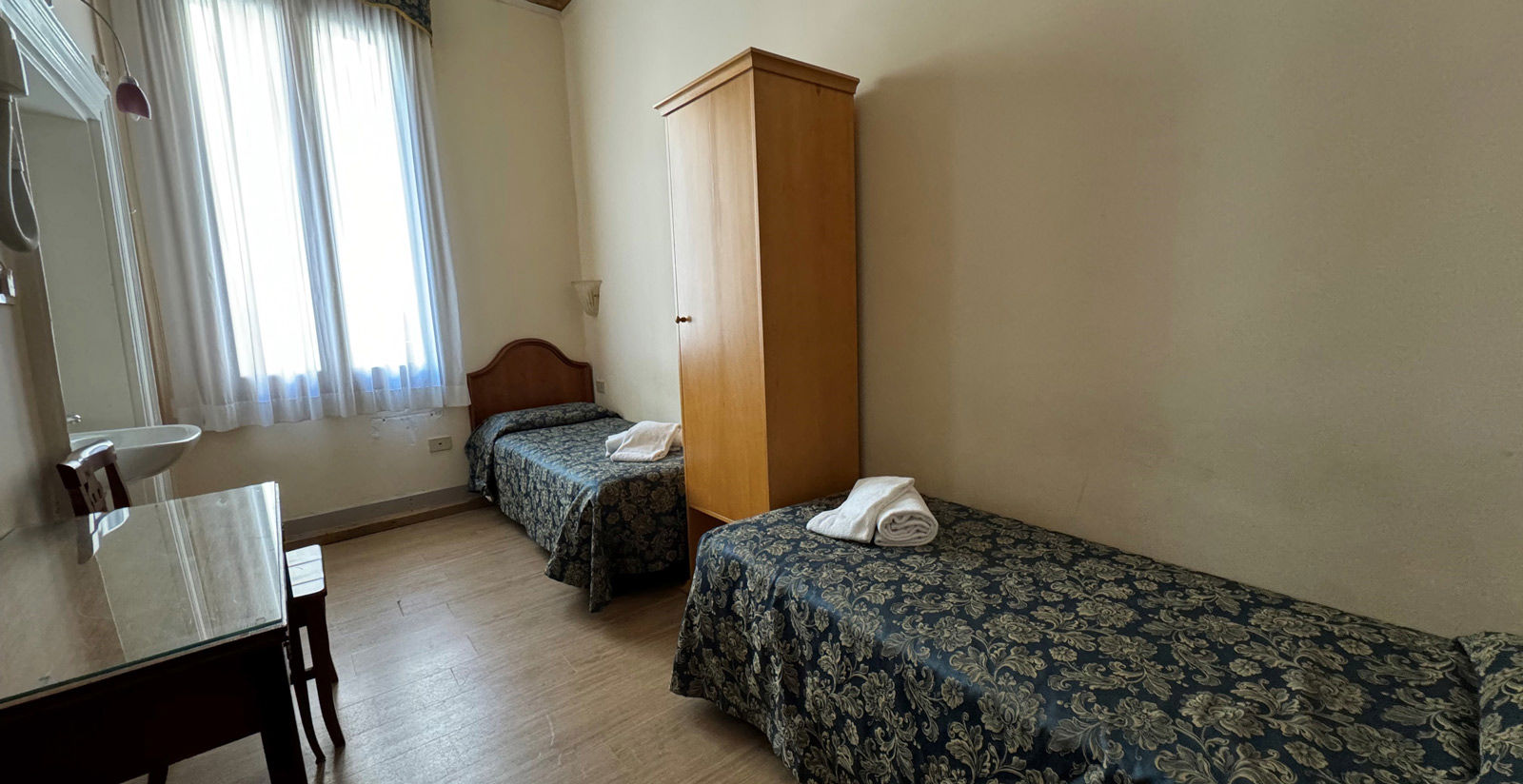 Hotel Alla Fava - Twin room with shared bathroom 2