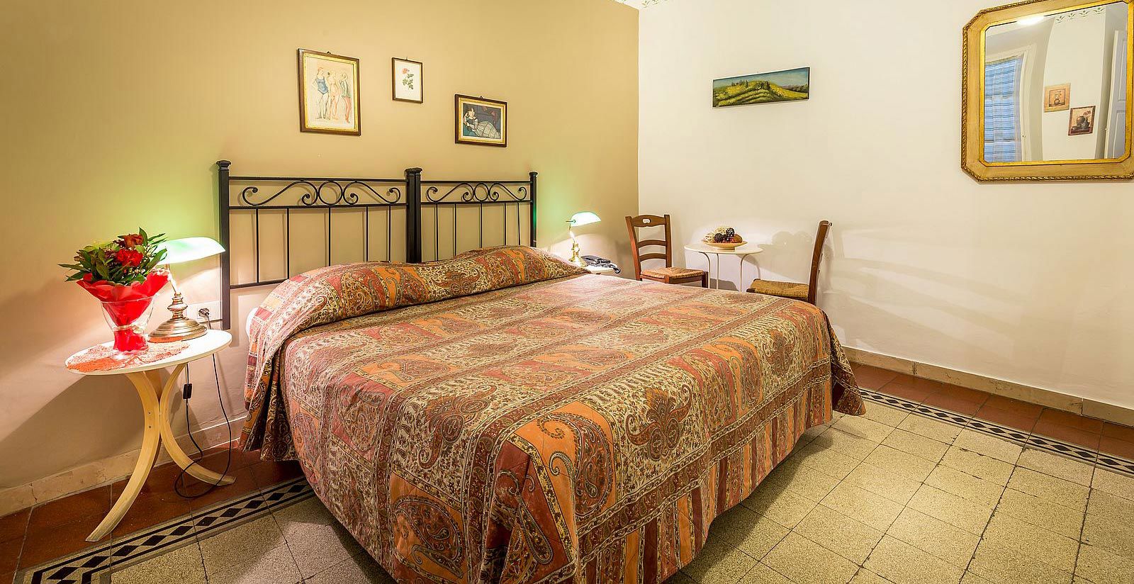 Hotel Ferretti - Classic Room with View on Via delle Belle Donne 3
