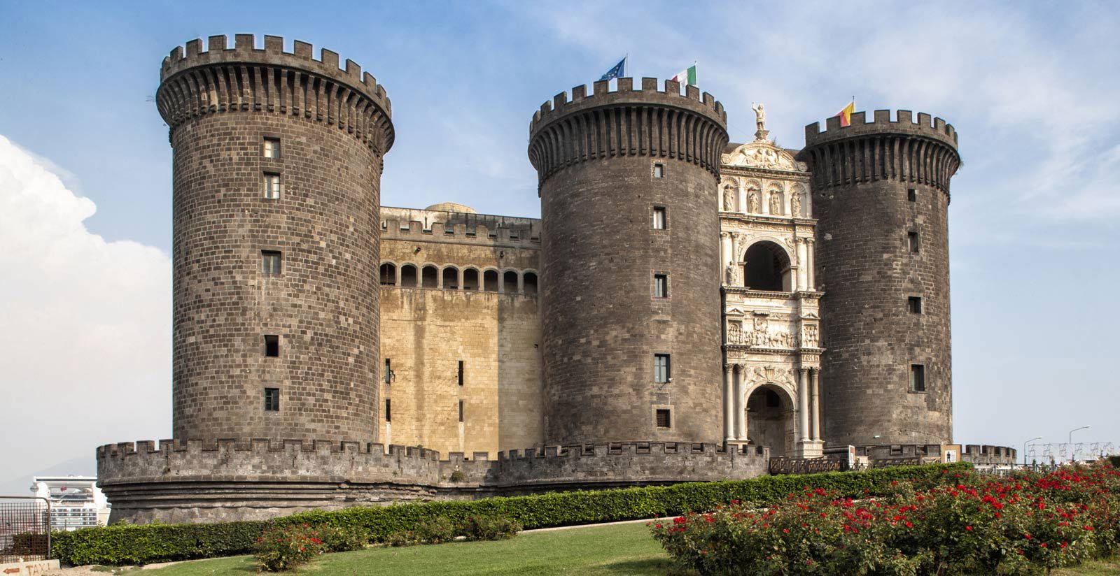 Guided tour between Maschio Angioino and Piazza Plebiscito 1