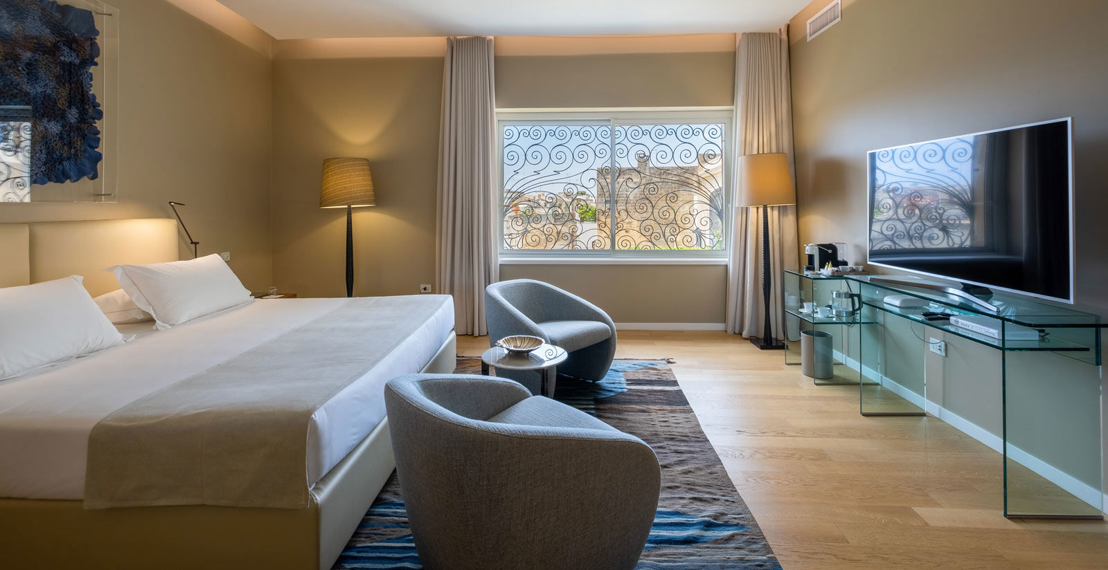 Junior Suite with view 4
