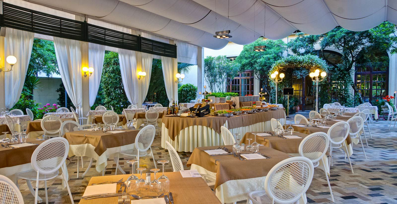 Book a table at the GH Royal Viareggio restaurant in Versilia