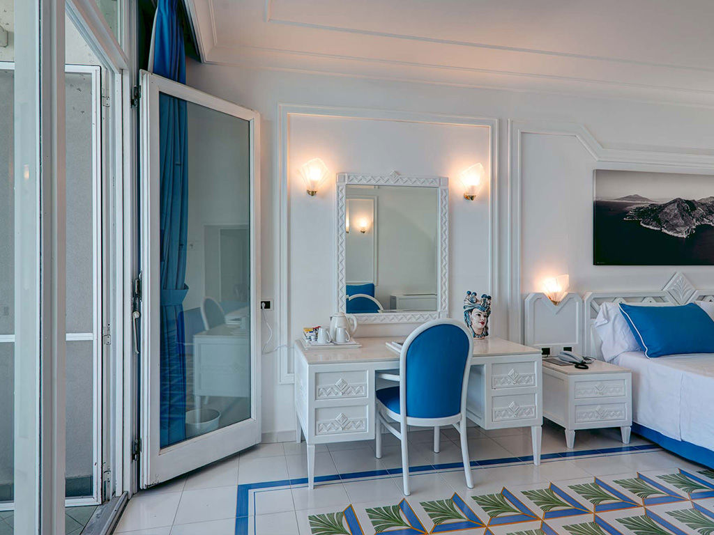 Discover the Deluxe room of Grand Hotel Riviera in Sorrento