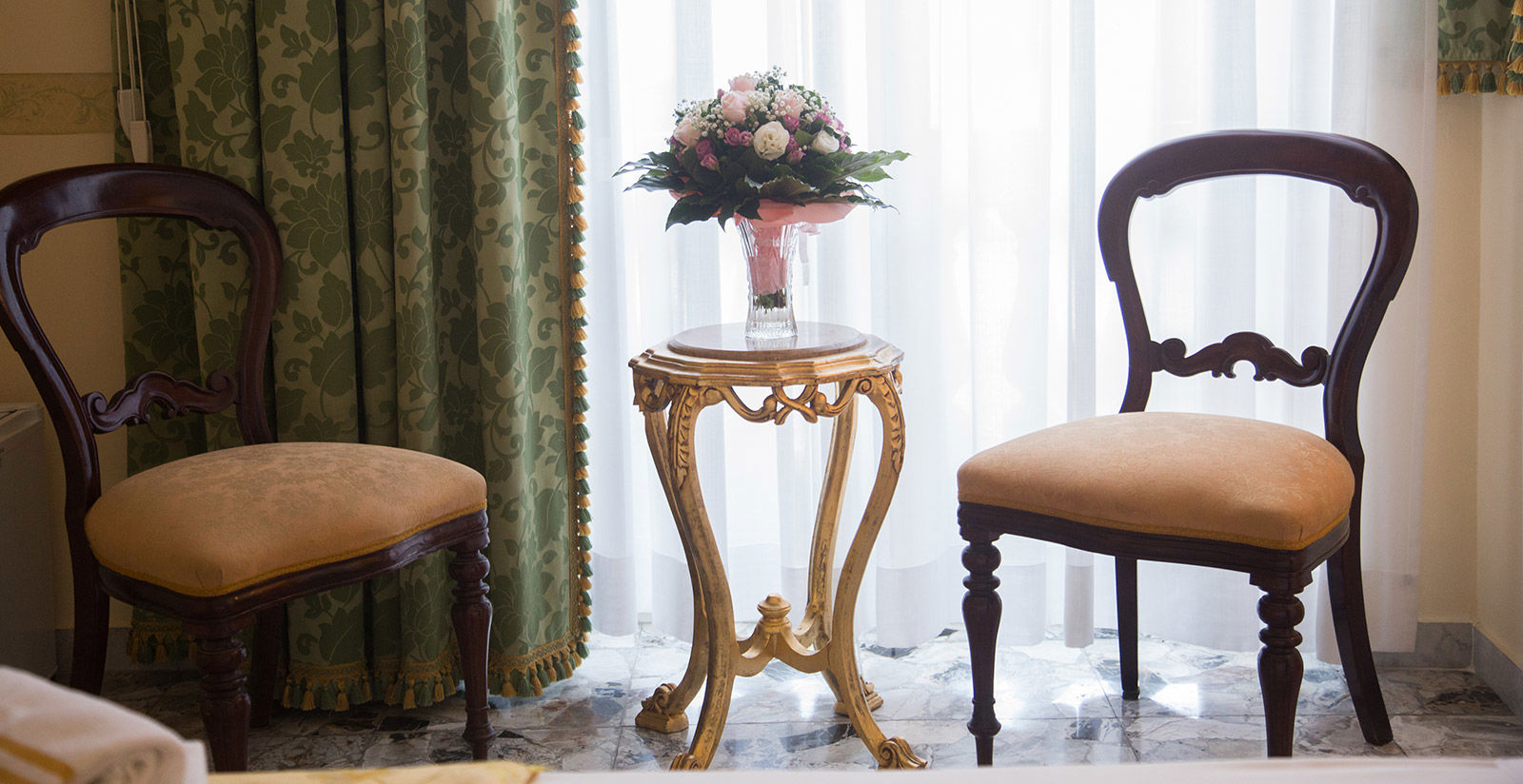 Camera Superior con Balcone in Via Santa Brigida 4