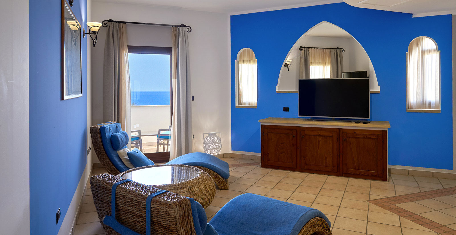 Deluxe Suite with Panoramic Sea View 3