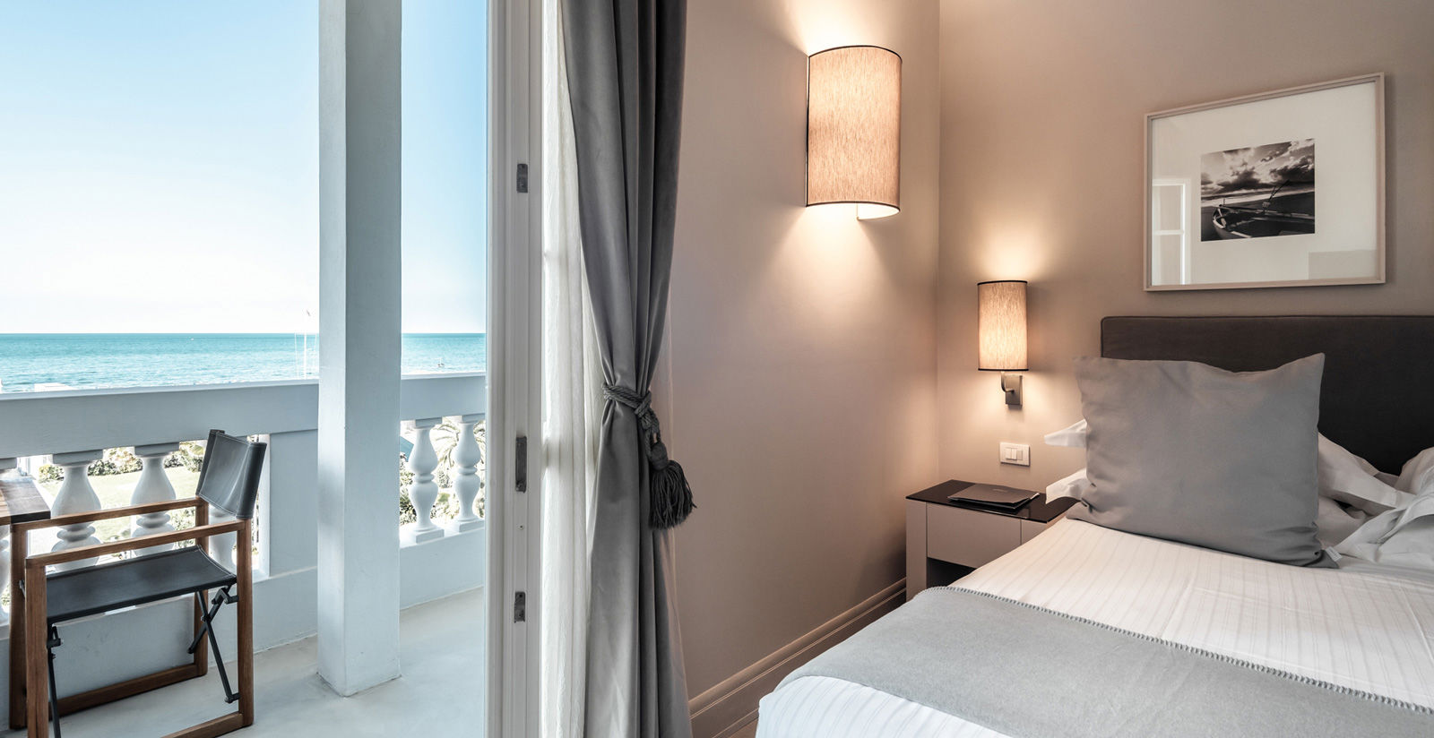 Deluxe Room with Sea View and Balcony 7