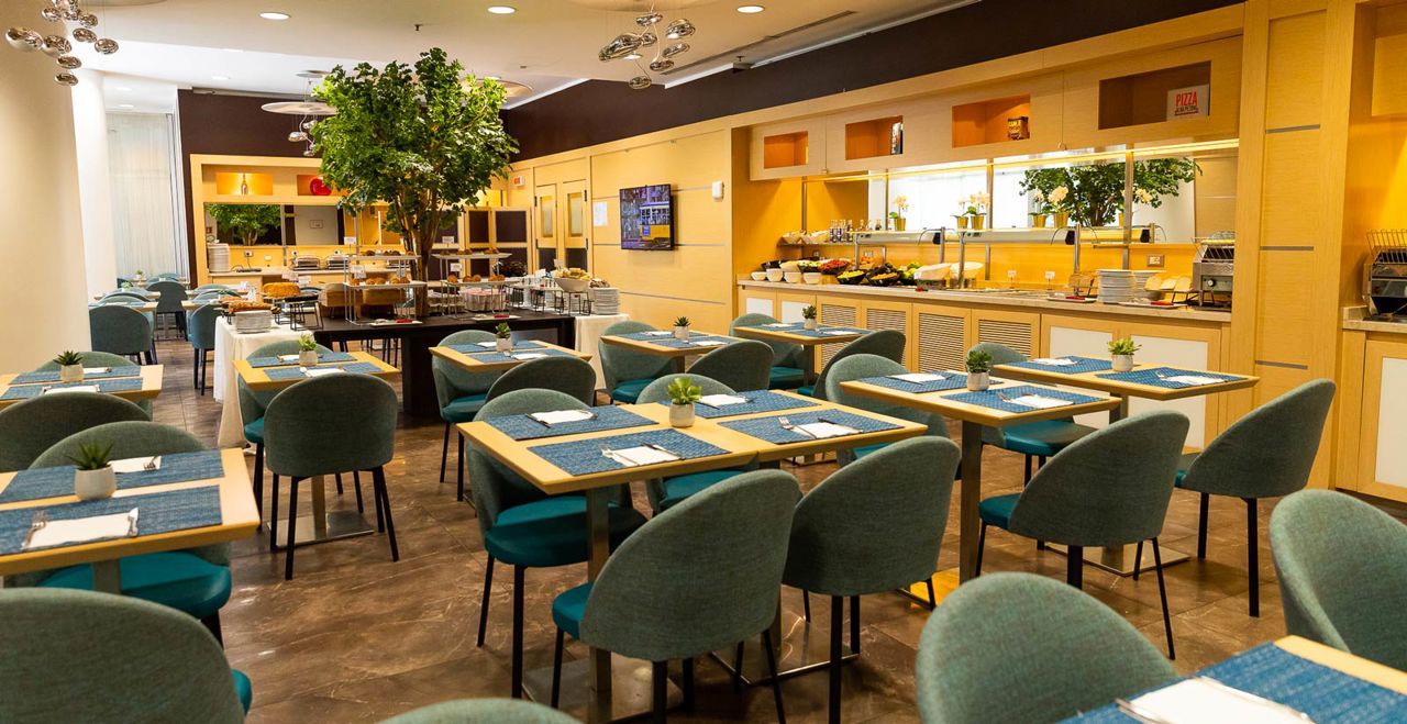 Book at the Decanter restaurant in Milan at the Hotel Ramada Plaza