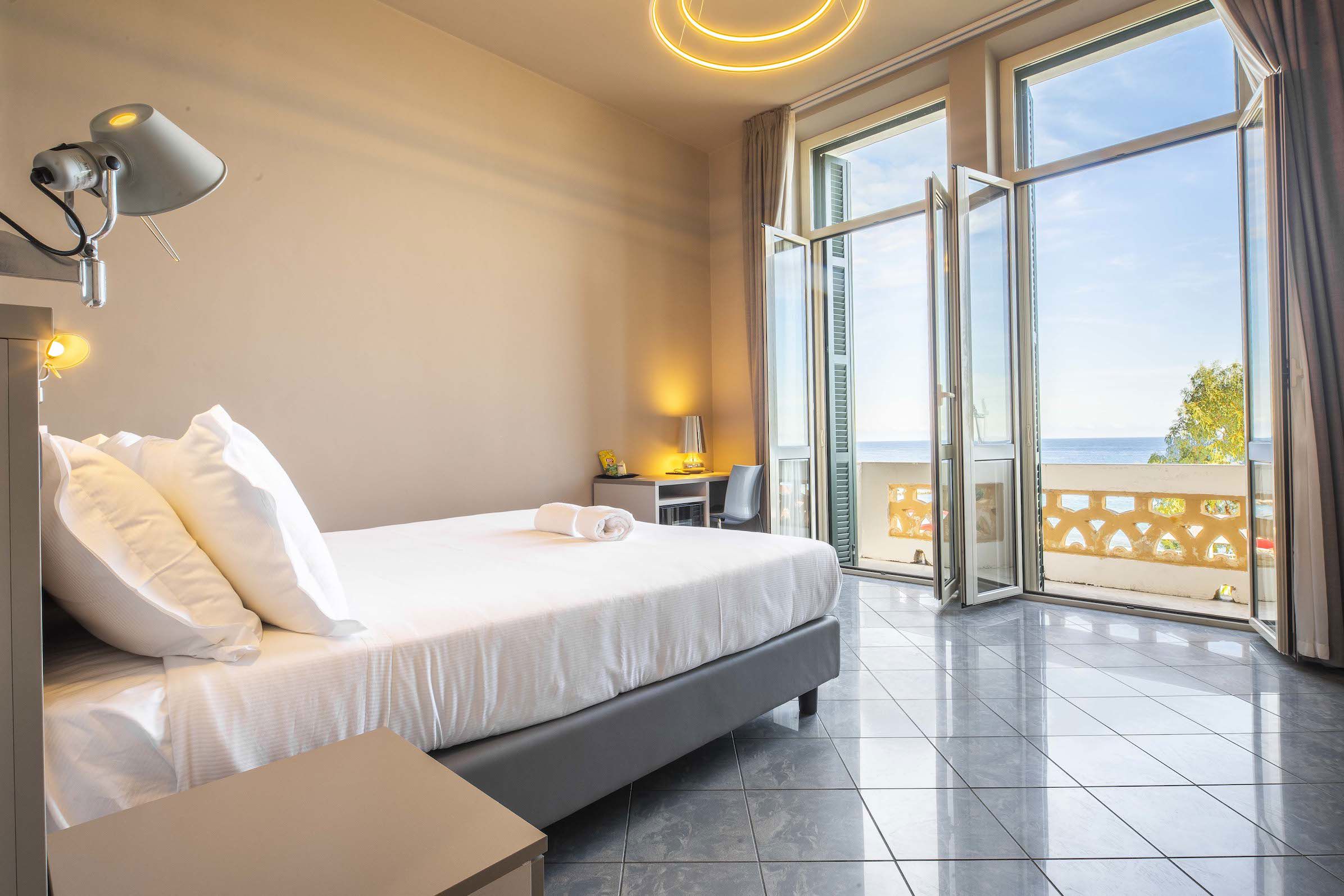 Deluxe with Sea View Balcony 4
