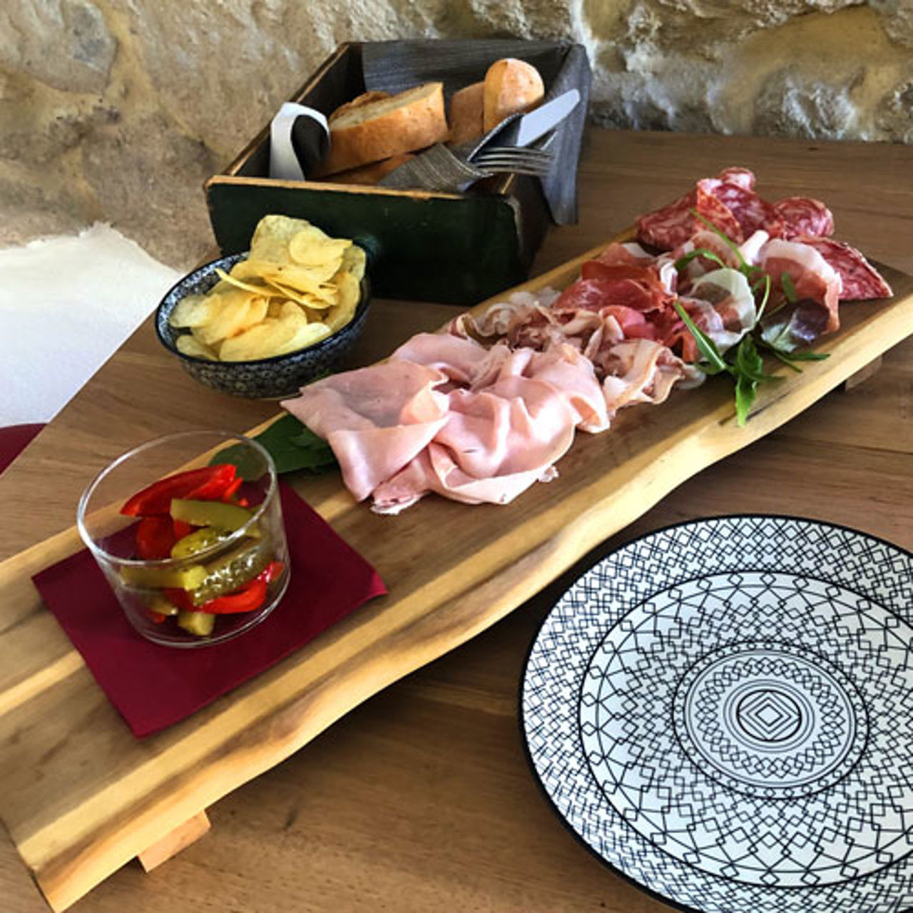 Tagliere di salumi con giardiniera del ristorante di Castrum Relais